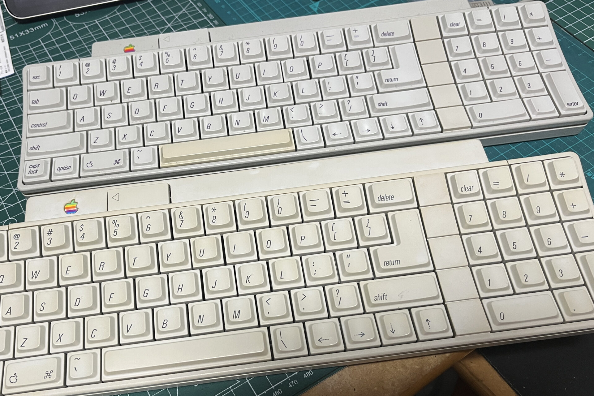 奥が現在使用中の3台（代）目。手前が今回購入の4台目。